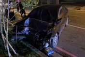 閃浪浪釀禍！高雄男駕車衝路樹「車頭撞爛」　現場慘狀曝