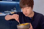 買名牌包掛公司帳！陸千萬美食網紅「逃稅8700萬」手法曝光