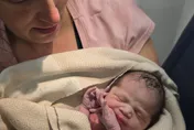 美孕婦搭機急產！機上恰巧有2急救員　借鞋帶接生母女均安
