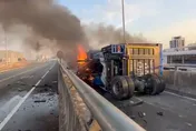 影/高雄新生路高架橋噩耗！車翻覆、駕駛火燒慘死現場