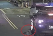 影/酒駕拒測還鬧事！鳳山男「碰瓷」警車、伸腳給車輾