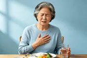 胸口卡卡吞嚥困難！6旬婦確診罕見「食道弛緩不能症」