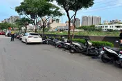 賠慘了！台中男開車失控「橫掃29部機車」　狼狽現場曝