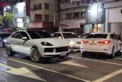 影/疑轉彎失控！轎車猛撞保時捷　驚悚瞬間曝光
