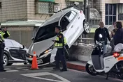北市南港轎車倒車暴衝　卡橋上欄杆險墜大排