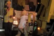 影/台中女硬要丟違規廢棄物遭拒　竟出手攻擊清潔隊員