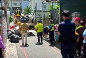 噁！屏東男路旁長期堆回收物　環保局開罰19次並強制清除