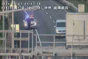 國5北上雪隧前「1人倒路邊」　警到場救人