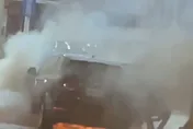 影/連假出遊驚魂！休旅車上台74冒白煙　下匝道瞬變火球
