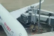 影/撞擊現場！東航航班撞虹橋機場空橋　機翼數度碰擦乘客驚