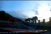 影/國5索命黑影！婦人「視力模糊」闖內側車道　連假駕駛急閃