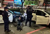 影/高雄毒駕拒檢逃逸！連環撞4汽機車　一家四口衰波及