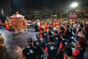 影/最強應援！紙風車白沙屯拱天宮公演　粉紅超跑衝舞台賜福
