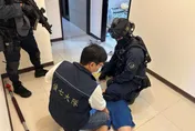 影/警破門而入！明仁會假投資詐騙逾2500萬　7嫌遭逮