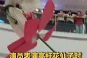 影/驚悚！陸商場表演「高空花仙子」　演員「直墜地面」重摔