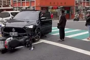 影/基隆市府前驚見「殭屍車」！駕駛「中邪般」失控滑行