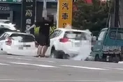 影/置生死於度外？竹北驚見司機「叼菸救援掉落漏氣瓦斯桶」