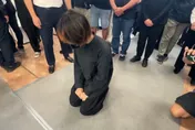 影/終於跪了！鄭詠心靈前女大生鞠躬「哭泣貌」致哀