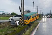 影/宜蘭娃娃車嚴重事故！「撞擊、整輛衝入田裡」4人緊急送醫