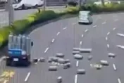 竹北驚魂！小貨車轉彎「瓦斯桶跌落路面」噴白煙　駕駛恐罰1.8萬