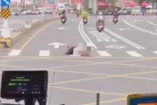 影/傻眼！台中男子下班時間在馬路上翻滾　網笑：我們是搖滾區