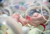 足月孕婦車禍骨折　醫採「先剖腹產、後固定骨折」救兩命