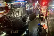 影/新北自小客深夜撞橋墩翻車　男駕駛酒測值爆表