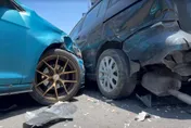 影/台中西區轎車連撞路邊3車！　肇事駕駛唾液篩檢呈陽性