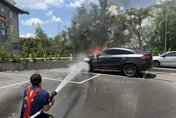 影/日月潭文武廟驚傳火燒車！賓士引擎突竄火　車頭全燒毀