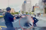 影/北市男喪屍松山街頭倒地抽搐　警上前關心查獲毒品