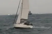 影/海上驚魂！烏克蘭帆船帆繩斷裂　澎湖海巡平安救援進港