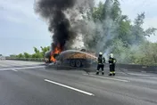 國3田寮段火燒車！聯結車陷火海濃煙竄天　慘成廢鐵