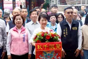 媽祖聖誕！盧秀燕赴浩天宮贈匾祝壽　主委祝賀「步步高升」
