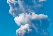 搜救受阻！印尼杜科諾火山噴不停　2星國登山客失聯恐凶多吉少
