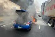 影/桃園中壢「車輛街頭狂燃」！烈焰黑煙「遮住半條路」