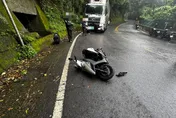 天雨路滑！騎士「人車滑到對向」撞上大貨車　魂斷北宜