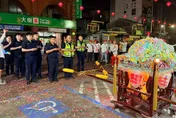 影/這氣場連鬼都怕！北港三太子領軍「8帥警特攻隊」扛轎　暖哭萬人