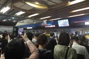 影/北捷列車設備異常！龍山寺站「人潮擠爆」　通勤族崩潰