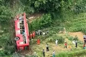影/險！廣西公車撞汽車墜「數10米」高橋　車上6傷逃死