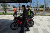 影/淡江大橋首張罰單！屁孩通車前硬闖　驚見拖吊蘇志燮