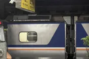 台鐵區間車驚傳行駛中起火！緊急停靠　晚間通勤尖峰各班次延誤