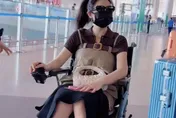 陳妍希跟腱斷裂復健中！坐電動輪椅現身機場現況曝