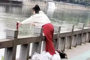 「放生奶茶」？貴州女狂往河中倒手搖飲　網傻眼：下次換火鍋湯