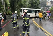 影/新北新店砂石車翻覆撞巴士　8人受傷送醫救治