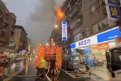 影/新北三重公寓頂樓火警火舌狂竄　消防員不適送醫