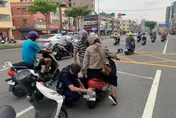 「裙擺咬咬」慘遭後輪吞噬卡死！　鳳山暖警出手化解冏境