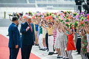「紅毯+禮炮+孩童」高規格歡迎！CNN：川普「非常開心」