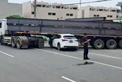 直擊！「高速插入」拖板車車底　林園休旅車駕駛命危搶救中