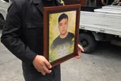 年僅27歲！蔡恩霖淚捧弟弟遺照送別　心碎喊：永遠愛你
