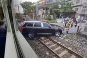 汽車闖台鐵平交道釀班次延誤！　8旬翁疑血糖過低撞護欄